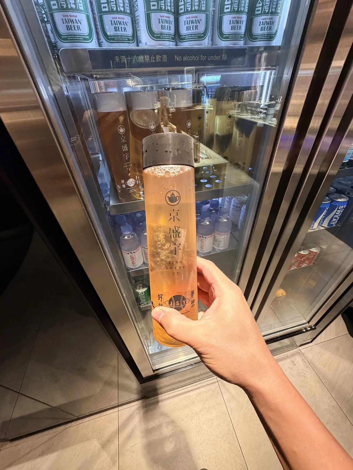 星宇航空 GALACTIC Lounge 冰箱內的京盛宇瓶裝茶