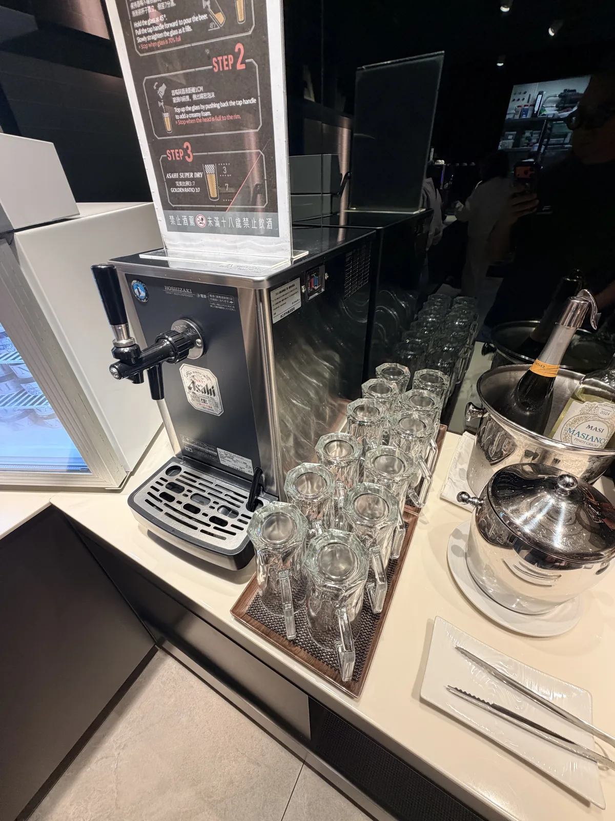 桃園機場星宇航空貴賓室自助生啤酒機與啤酒杯