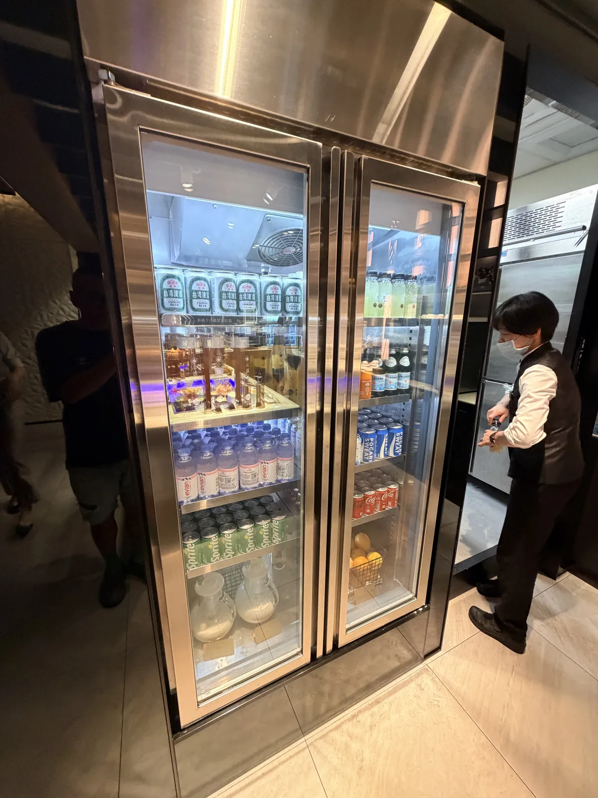 星宇航空 GALACTIC Lounge 飲料冰箱內的瓶裝水汽水茶飲與啤酒