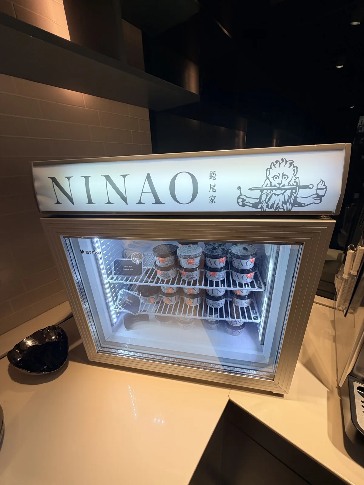 星宇航空 GALACTIC Lounge 內的蜷尾家 NINAO 冰淇淋冰櫃