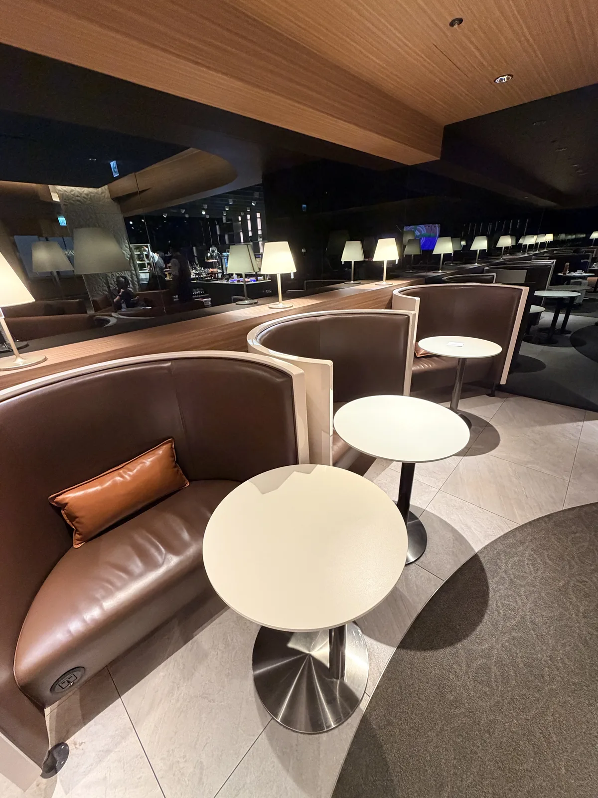 星宇航空 GALACTIC Lounge 半包覆皮革沙發與圓桌座位