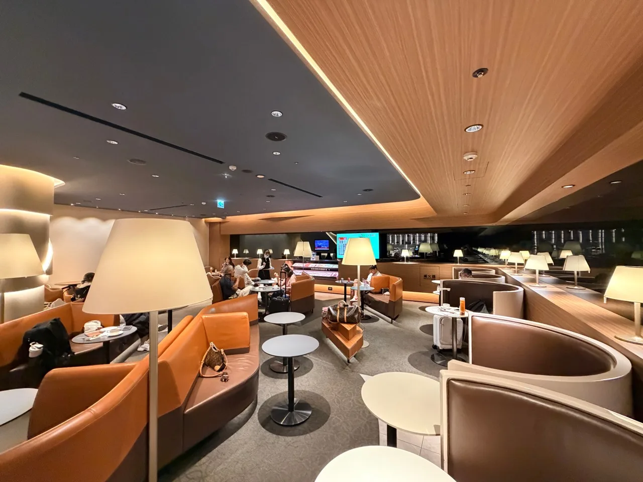 桃園機場第一航廈星宇航空 GALACTIC Lounge 座位區全景