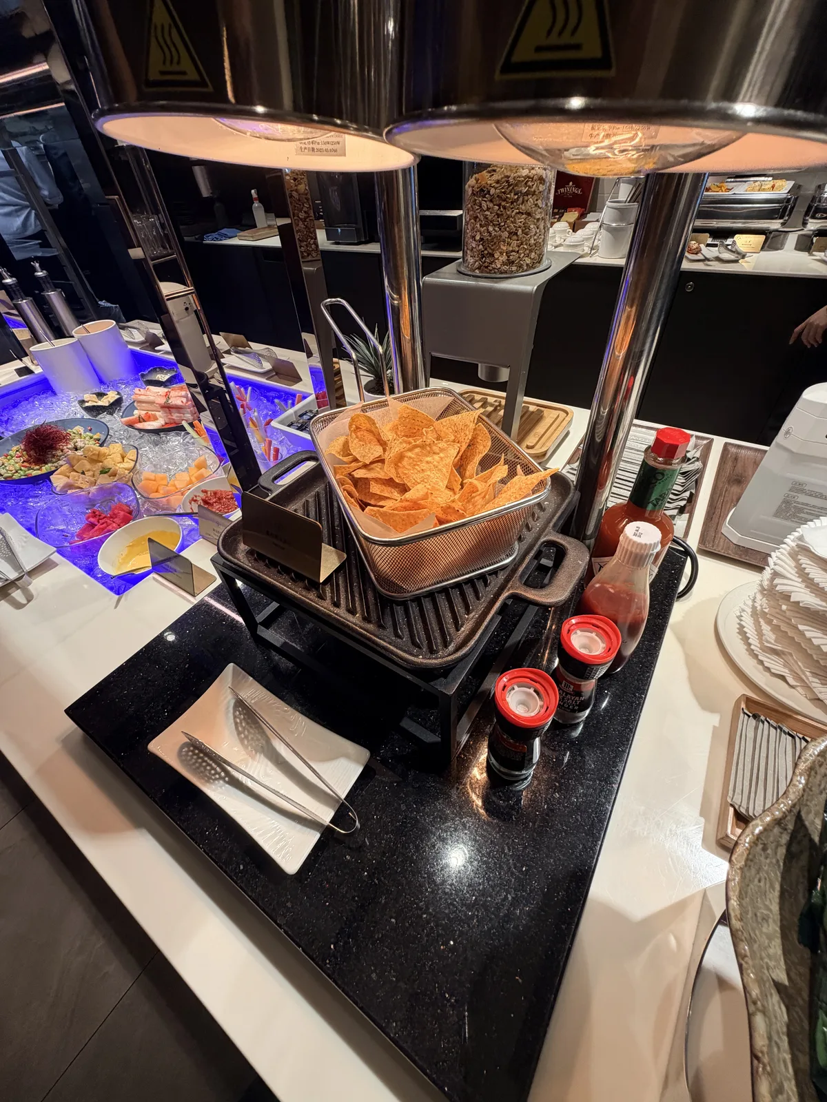 星宇航空 GALACTIC Lounge 自助餐檯的玉米脆片與醬料