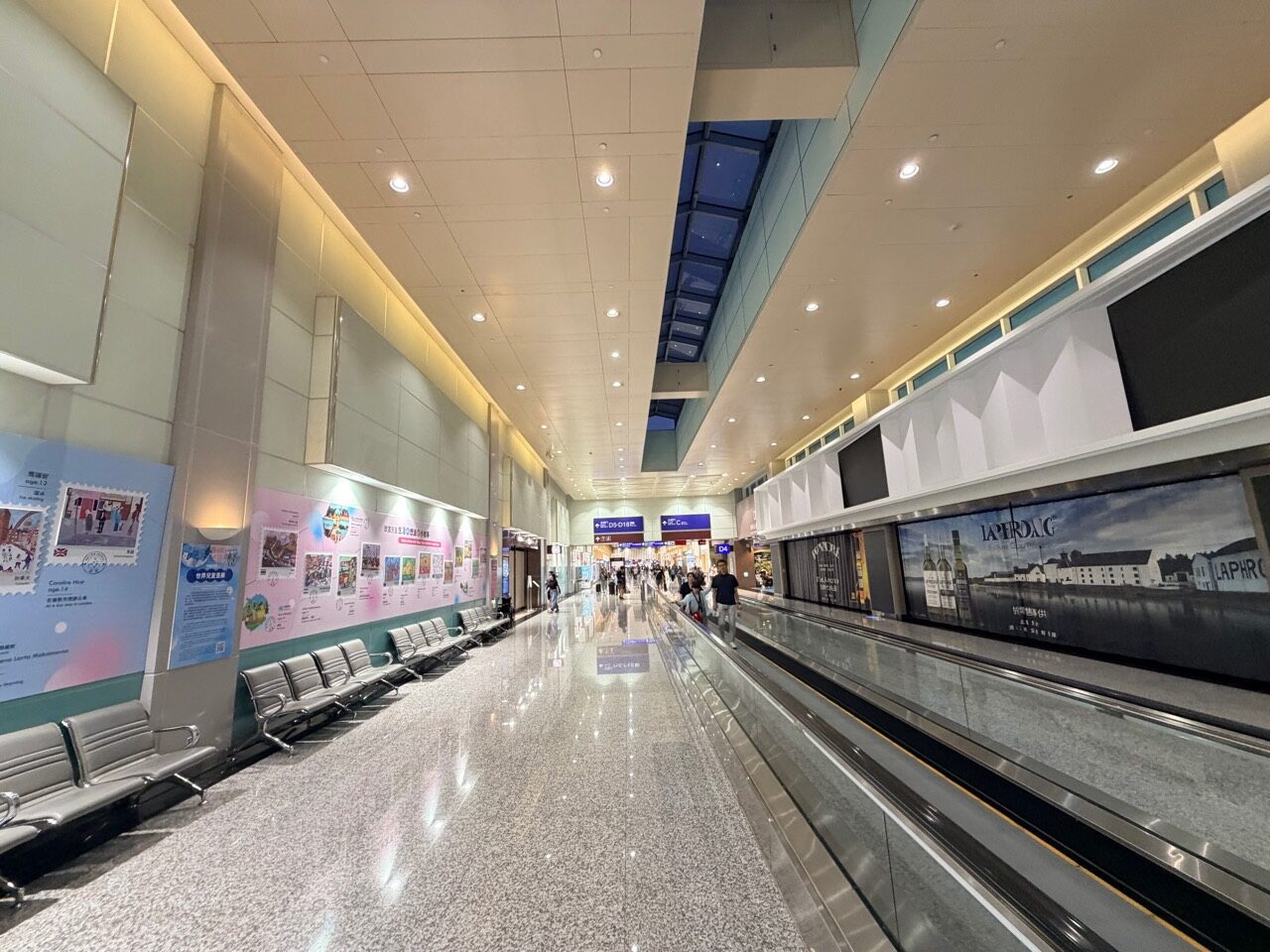 桃園機場第二航廈 D 區候機廊與通往 D4 的電動步道
