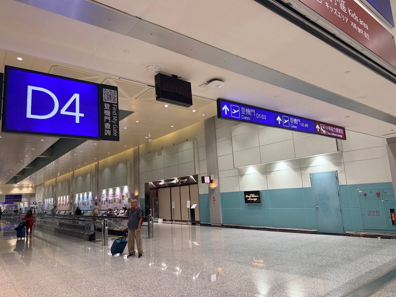 桃園機場第二航廈 D4 登機門與中華航空貴賓室指標