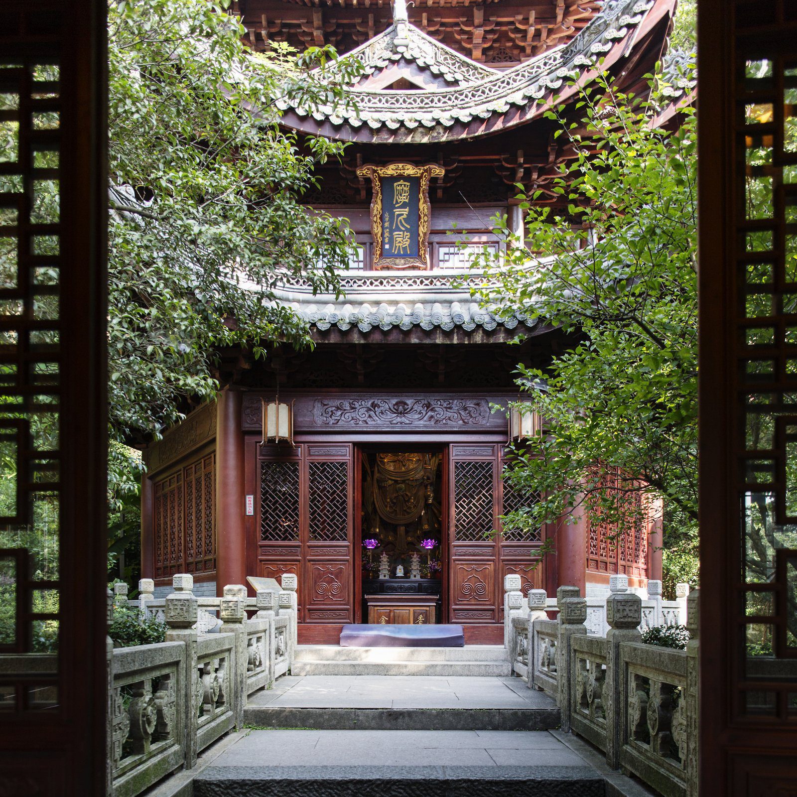 靈隱一帶寺院的重簷殿宇、石欄步道與林蔭(度假村周邊景點)