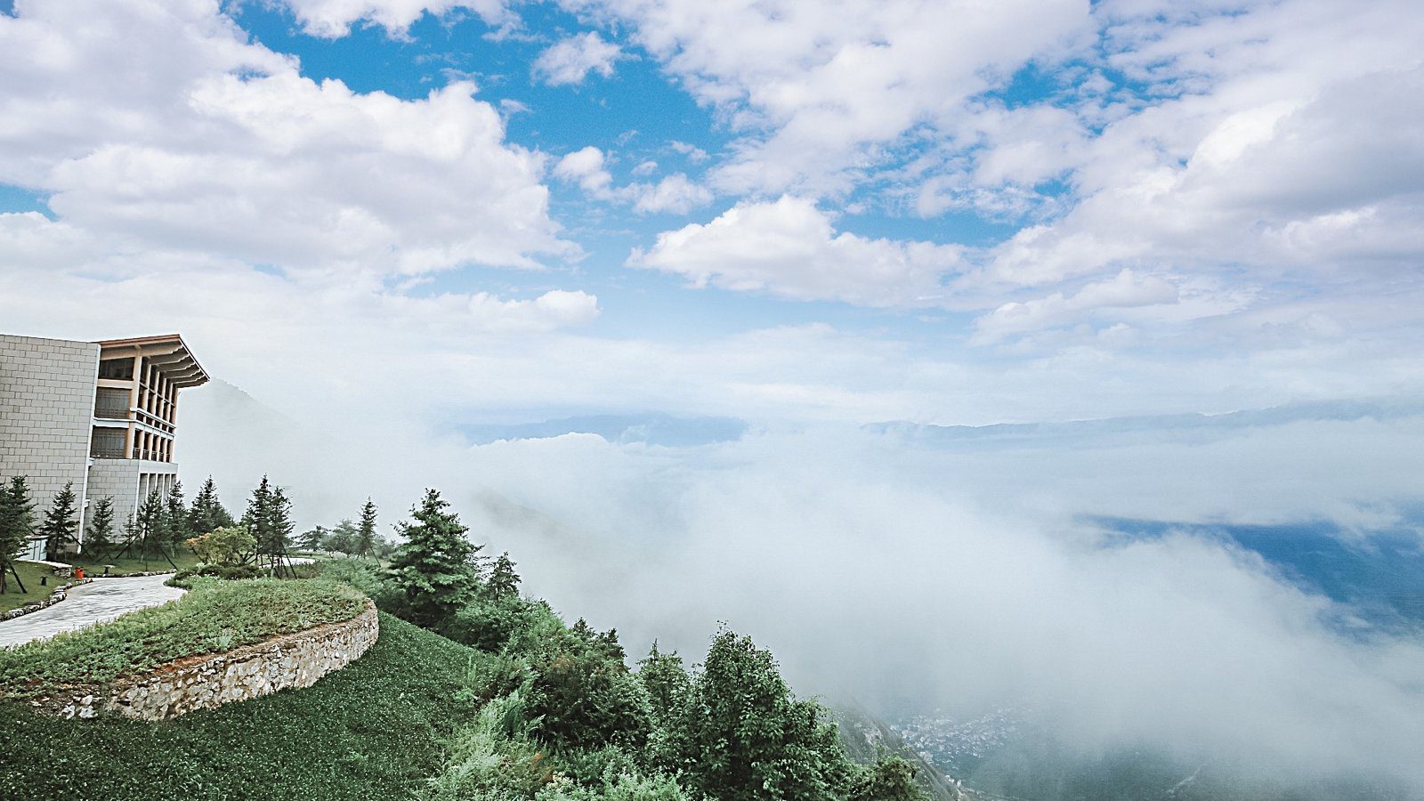 九寨溝悅榕莊座落於保華鄉山巔之雲端高崖全貌與盤山公路