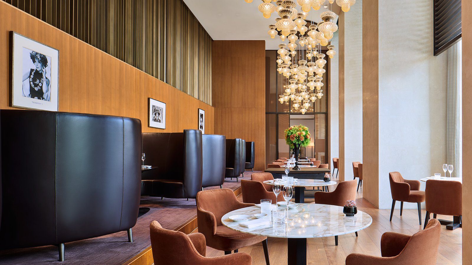 北京寶格麗酒店 Il Ristorante – Niko Romito 用餐室的玻璃吊燈與大理石圓桌