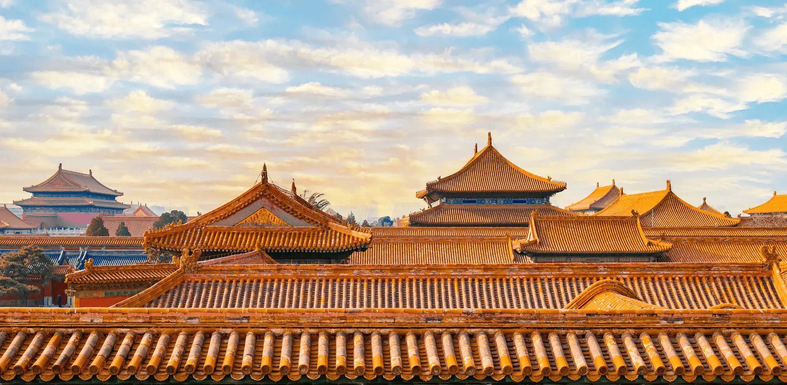 周邊景點:故宮層層相疊的金黃色琉璃瓦屋頂,上方是雲層與藍天