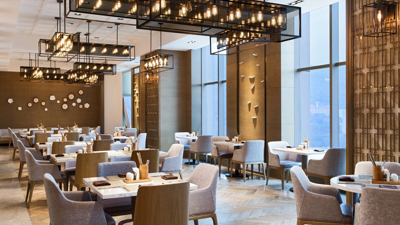 重慶萬豪酒店 City Bistro 的方框吊燈與靠窗用餐區