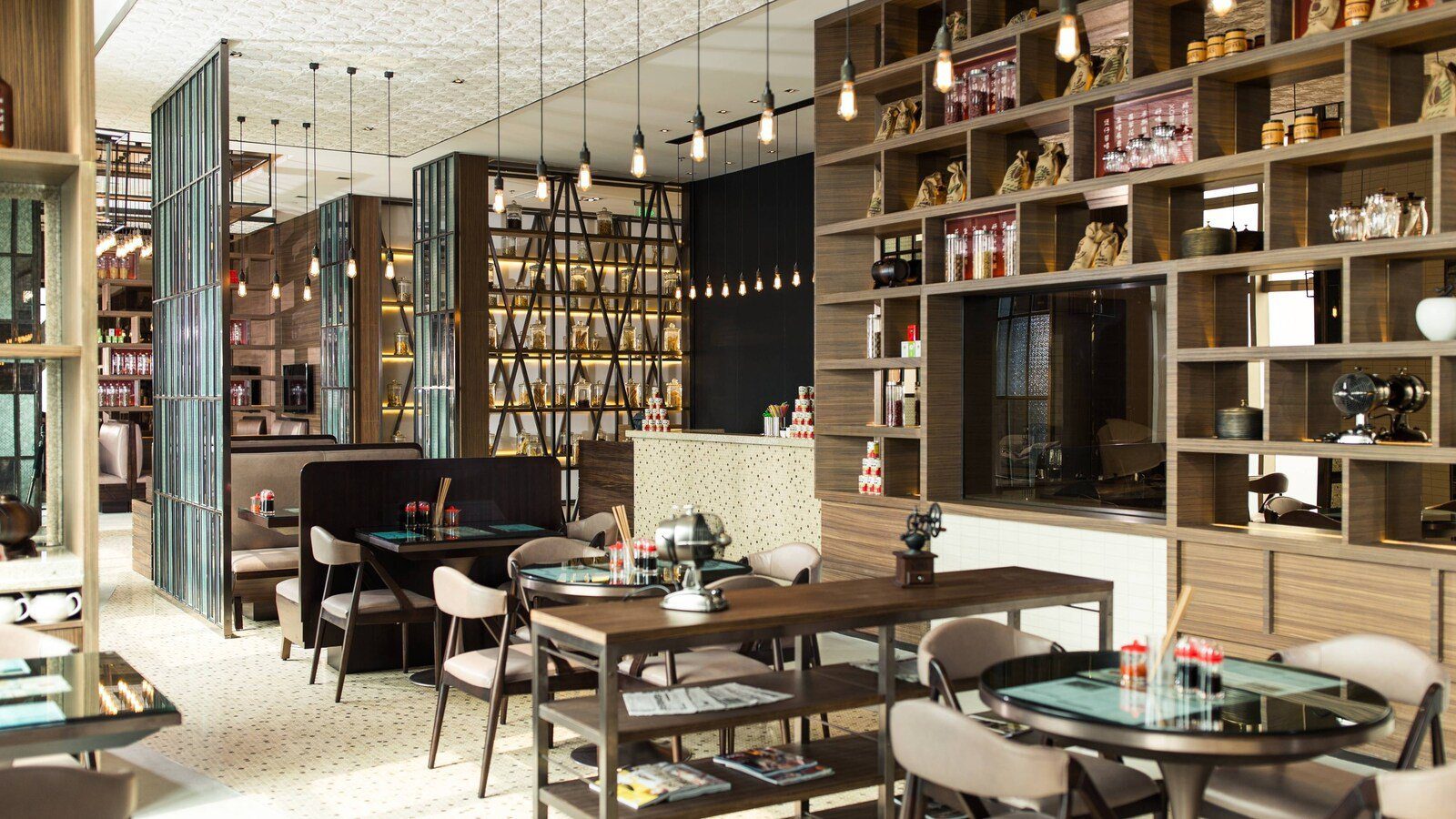 重慶萬豪酒店 HK Cafe 港式茶餐廳的木格陳列櫃與座位區