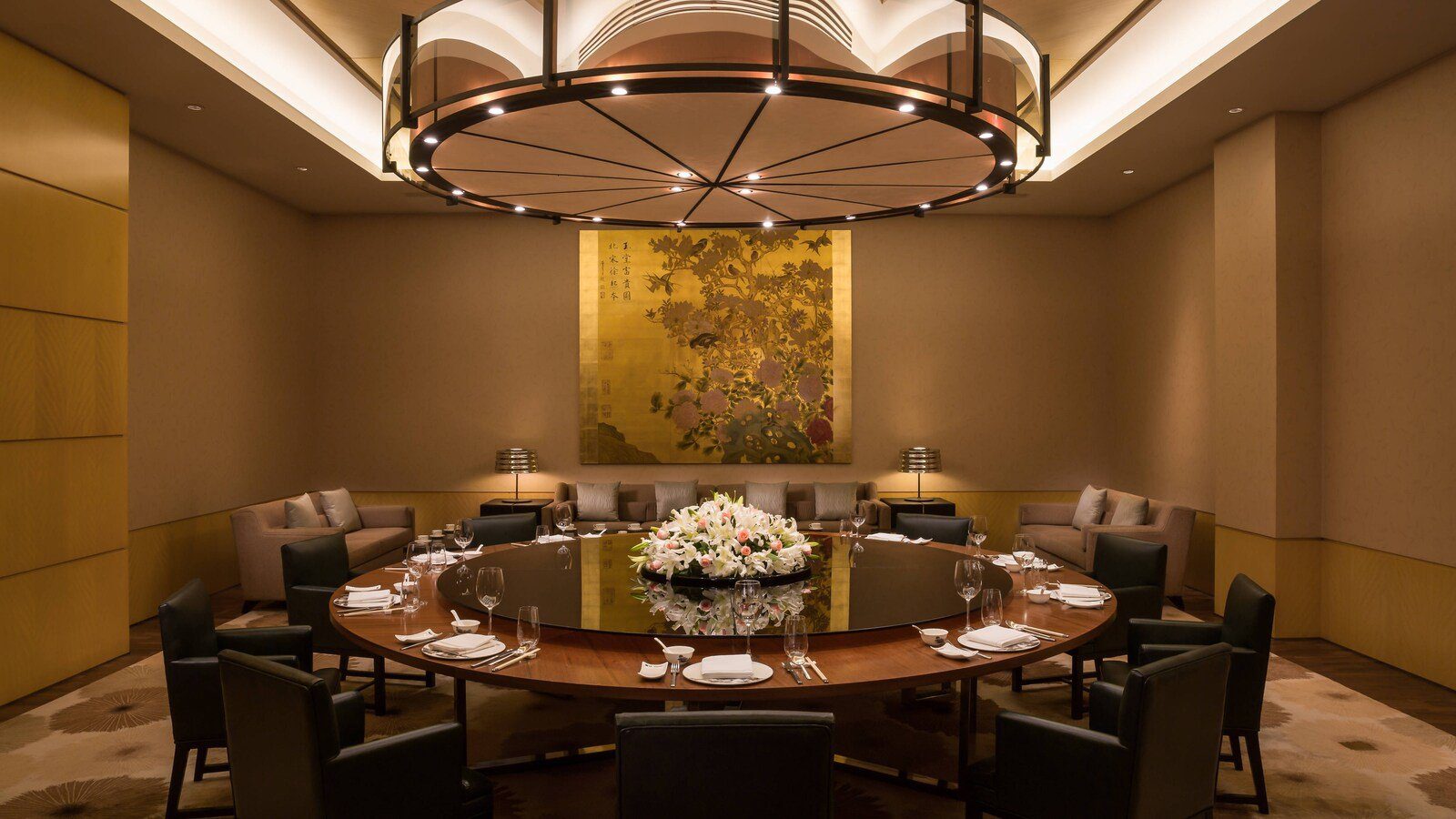 蘇州萬怡酒店的中餐包廂，大圓桌中央擺著百合花，後方牆上掛著金底花鳥畫