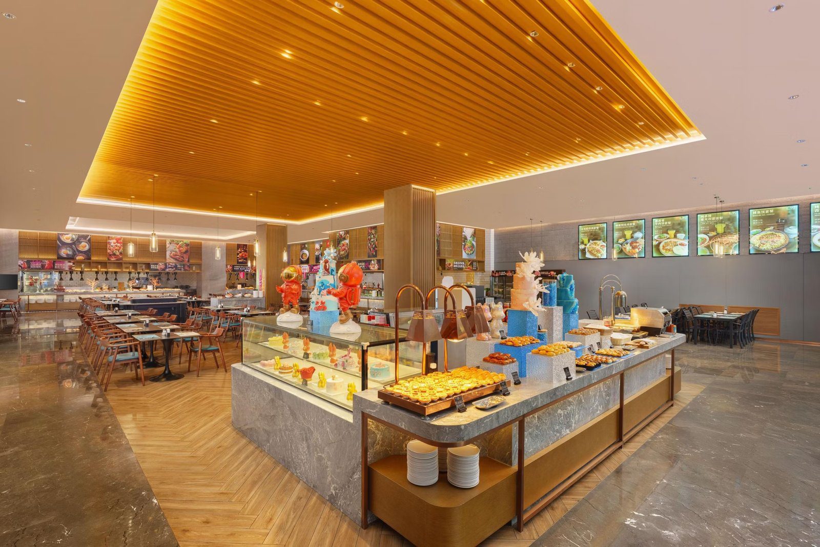 大連星海皇冠假日酒店全日餐廳，木條天花板下是擺滿甜點與蛋塔的自助檯，後方是用餐區