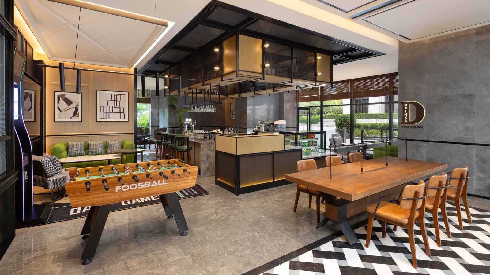 北京三里屯工體福朋喜來登酒店的 The MESH Bar，中央是吧台與懸吊酒櫃，前方有手足球台，右側牆上掛著 DRINKS THE MESH 招牌