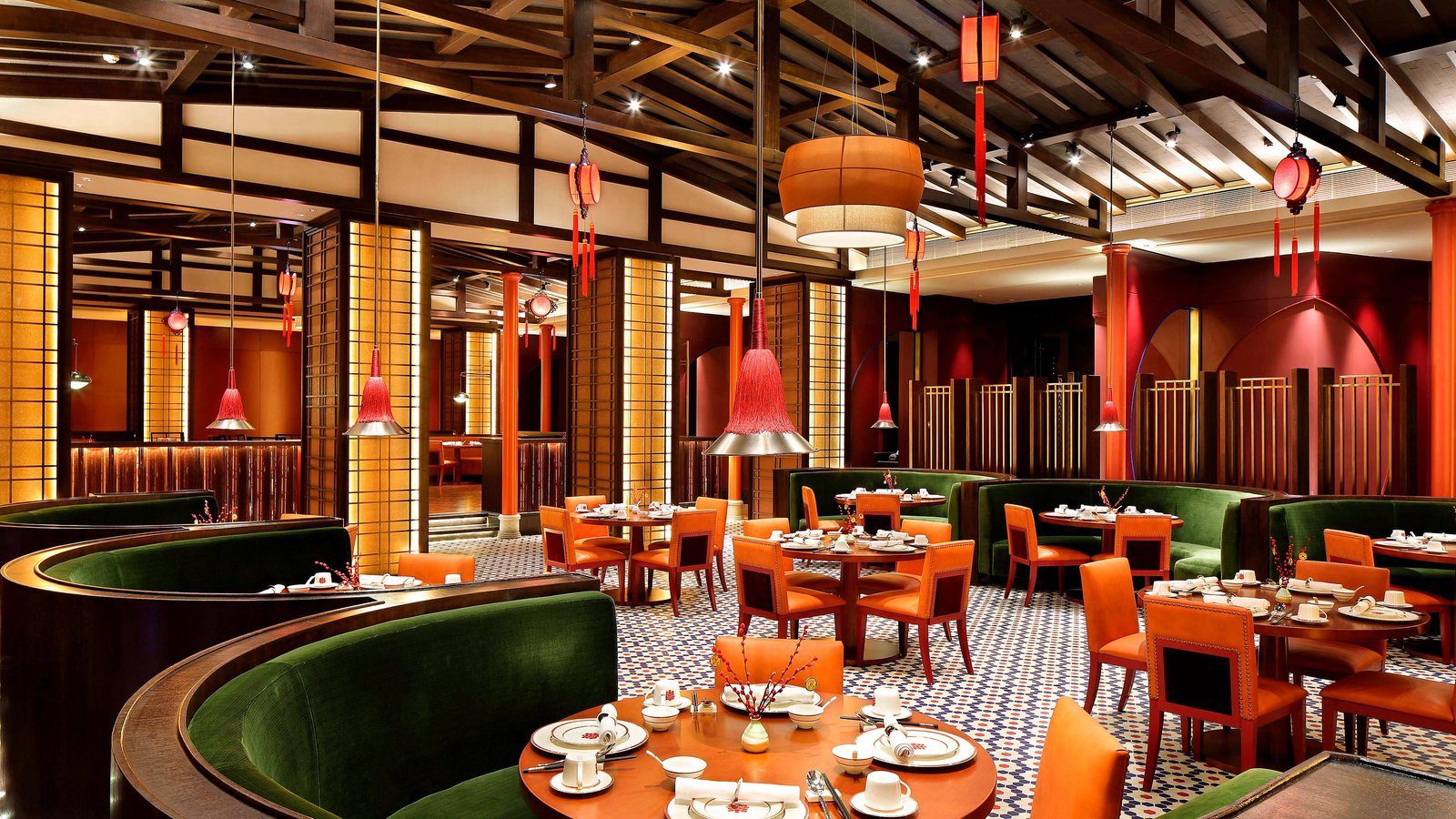 成都安仁福朋喜來登酒店的 China Spice 聚味中餐廳，木構屋頂下掛著紅燈籠，綠色絨布卡座與橘色餐椅圍著圓桌