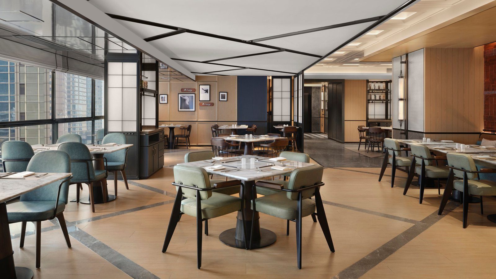 重慶福朋喜來登酒店的 THE MESH 全日餐廳，大理石方桌配淺綠色皮椅，左側落地窗外是高樓
