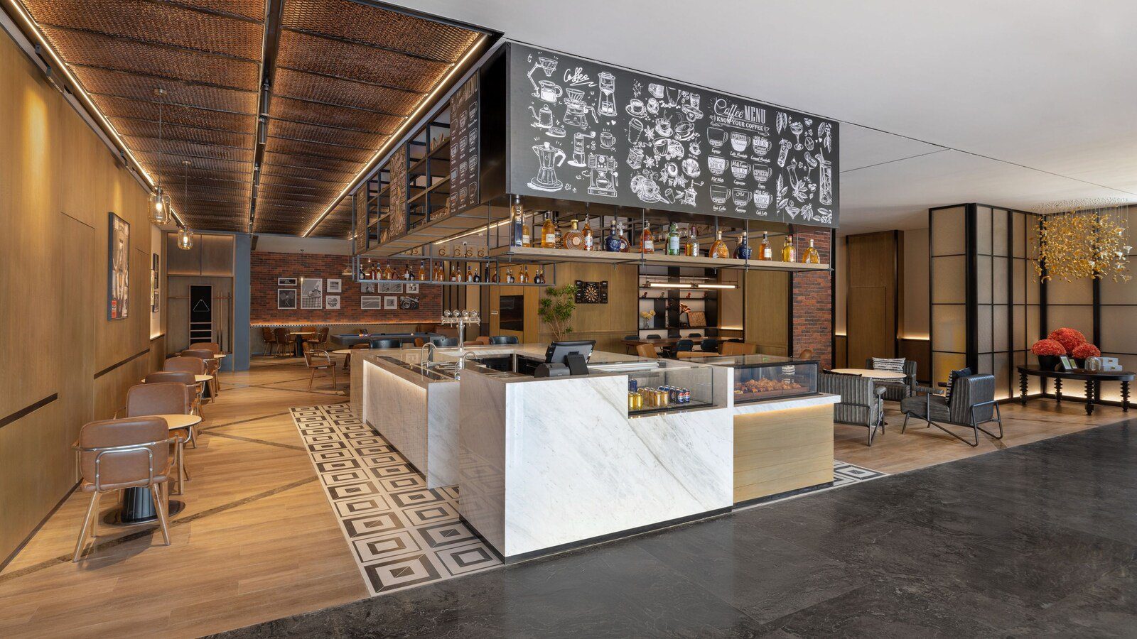 濟南高新區福朋喜來登酒店 Drinks by the Mesh 酒吧，大理石吧台上方掛著黑板菜單與酒架，後方有撞球桌