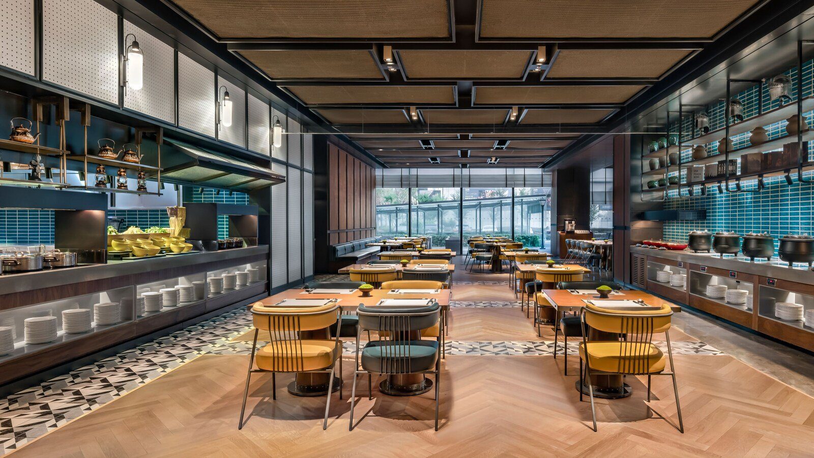 烏魯木齊中建福朋喜來登酒店全日餐廳，人字拼木地板上是黃色與墨綠色餐椅，兩側是自助餐檯與藍色磁磚牆，層架上擺著陶壺