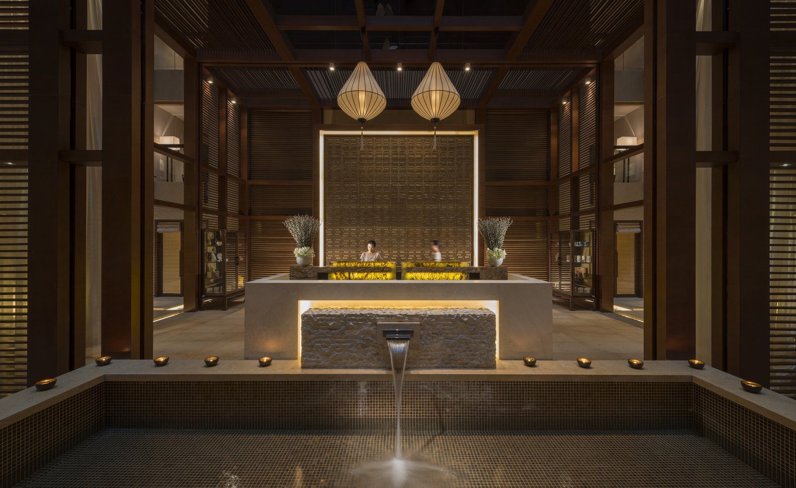 北京四季酒店水療中心接待櫃台前的水景與燈籠吊燈