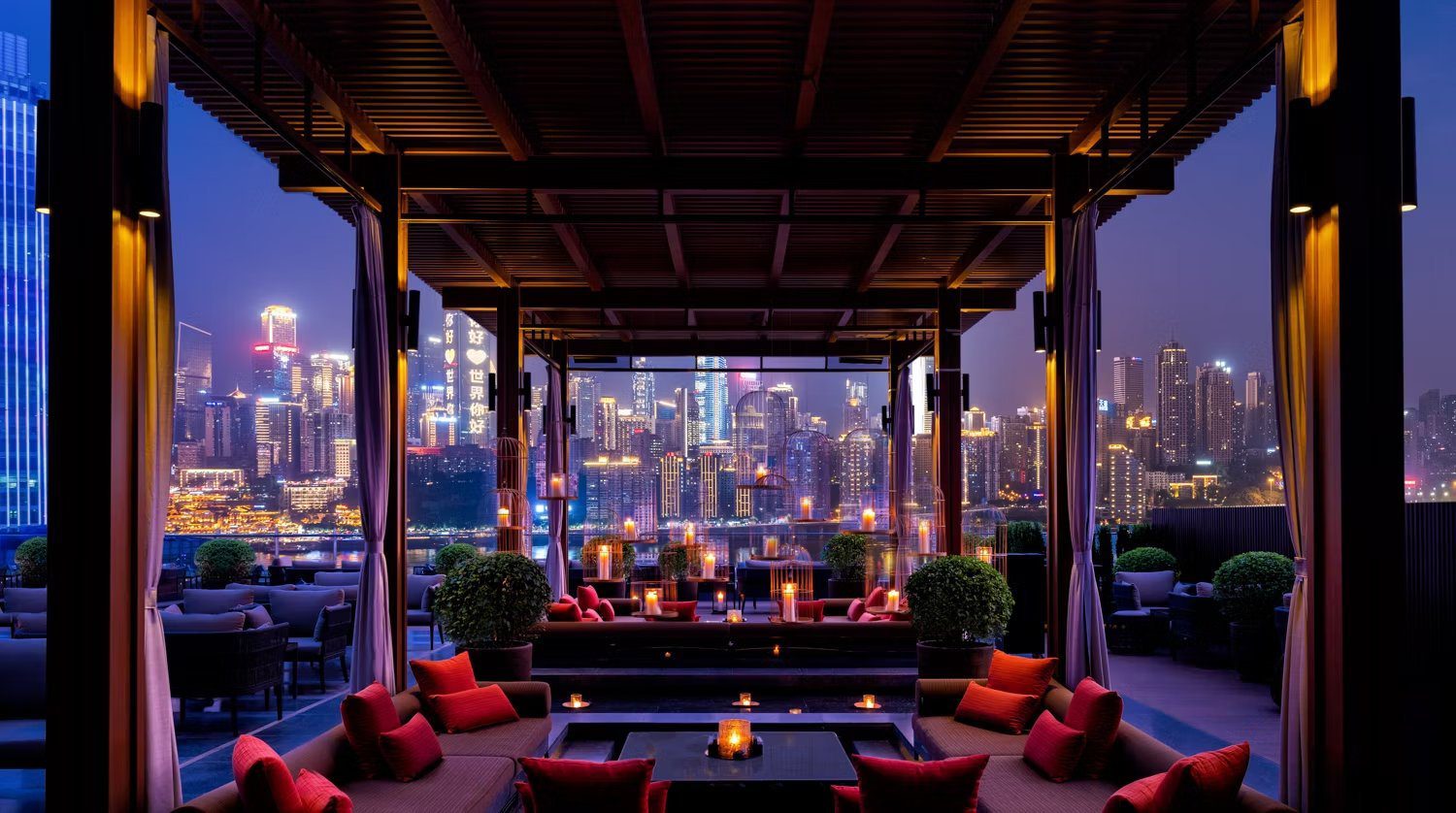 重慶麗晶酒店 River Terrace 的座位與對岸夜景燈光