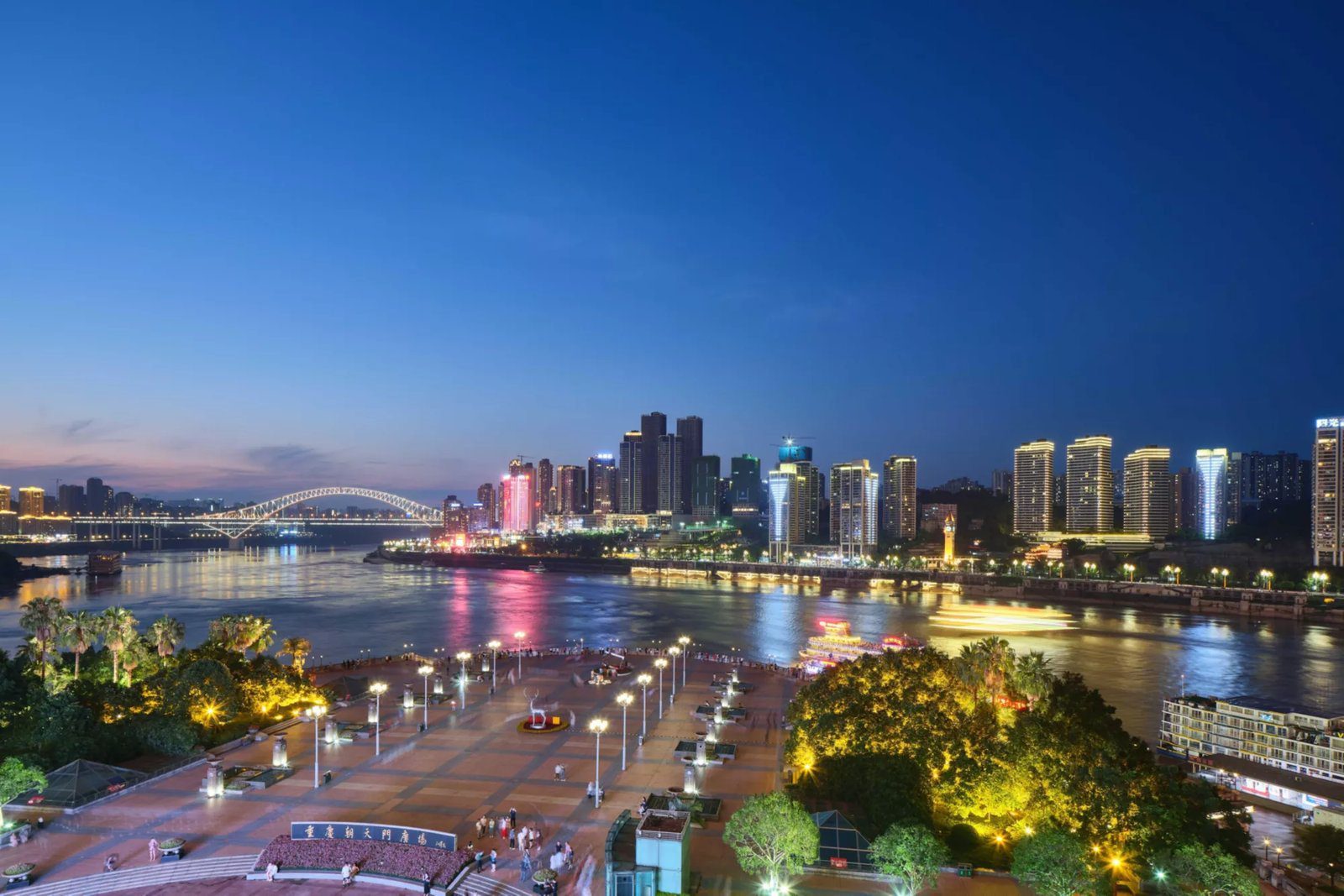 重慶朝天門廣場的夜景與對岸亮燈的高樓和拱橋