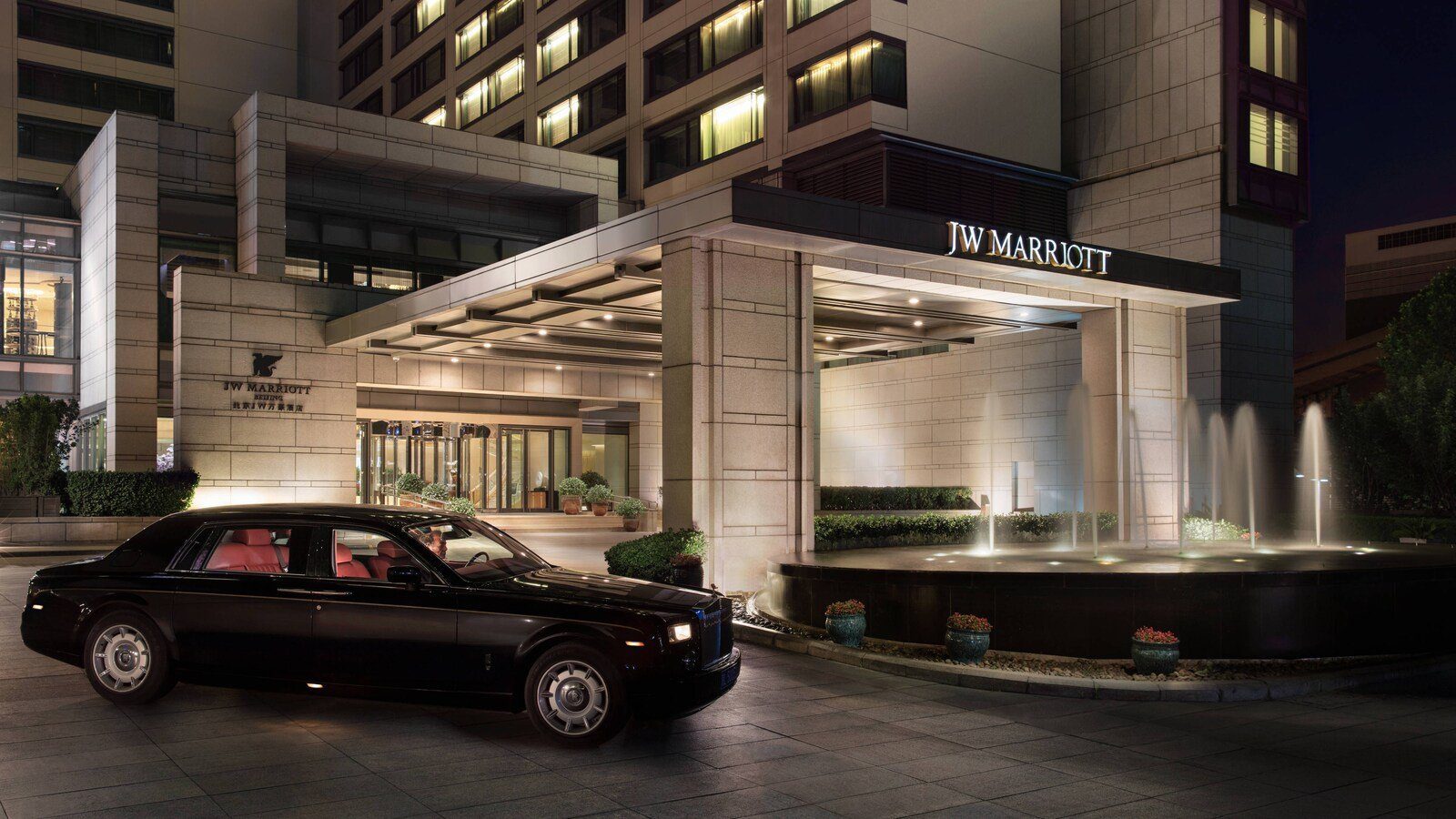 北京JW萬豪酒店入口的 JW MARRIOTT 雨遮、車道與噴水池夜景