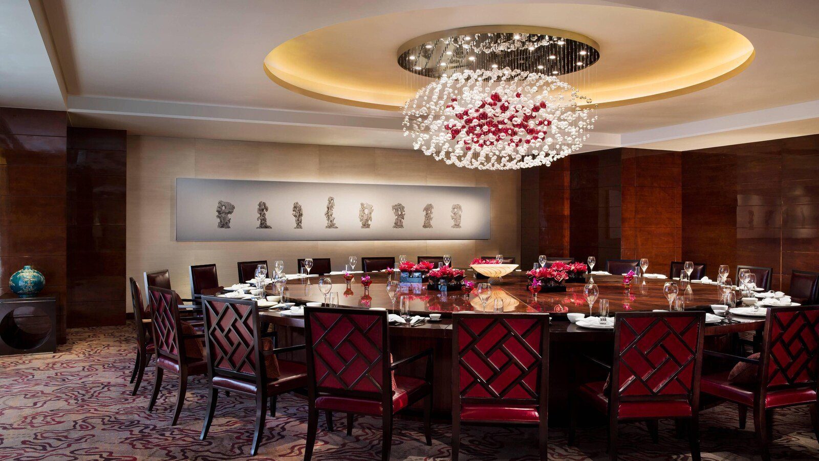 北京粵財JW萬豪酒店中餐廳包廂的大圓桌與水晶吊燈