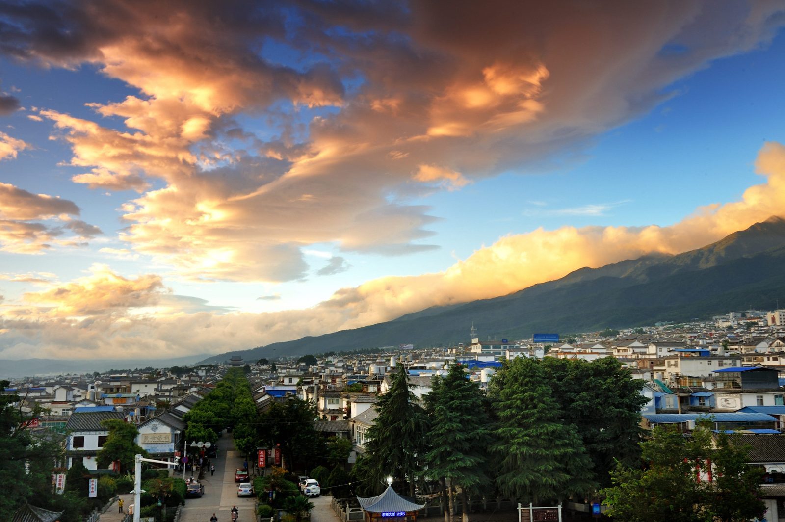 黃昏的大理古城街巷與蒼山
