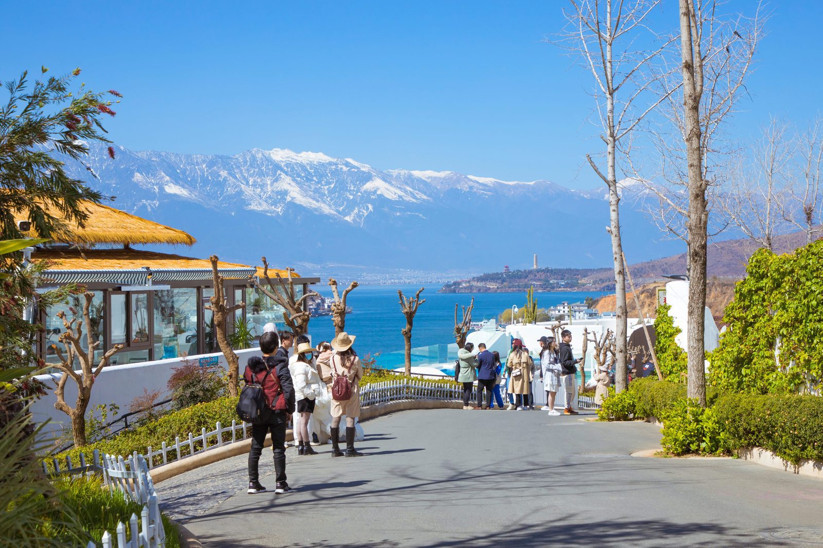 大理白牆坡道、洱海與積雪蒼山