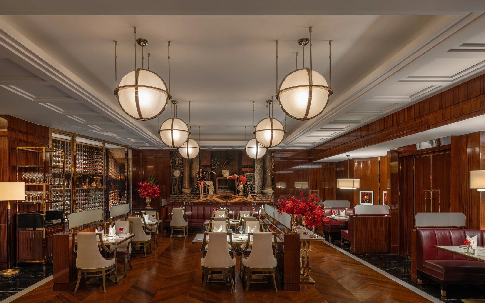 北京王府井文華東方酒店 Mandarin Grill 的球形吊燈、木牆與皮革卡座