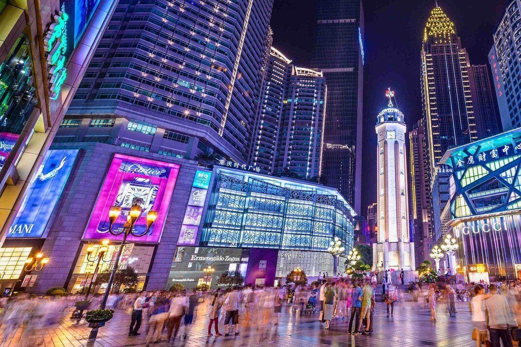 重慶解放碑紀念碑與周邊商場高樓的夜景人潮