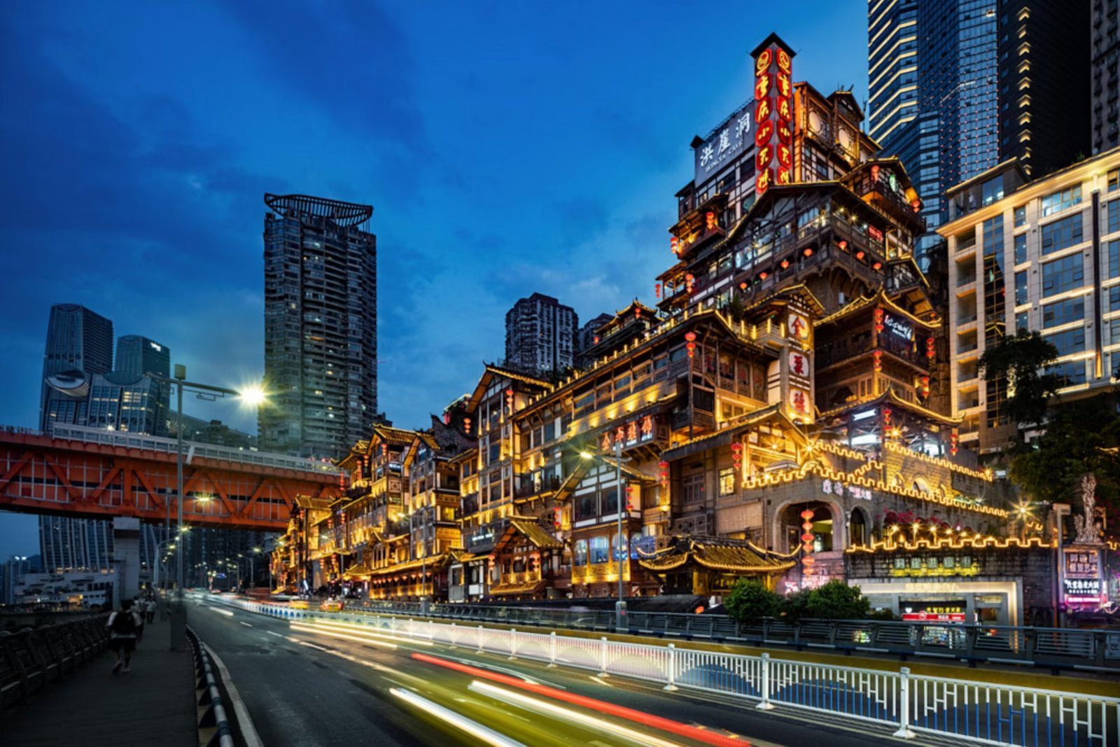 重慶洪崖洞吊腳樓建築群的夜景燈光