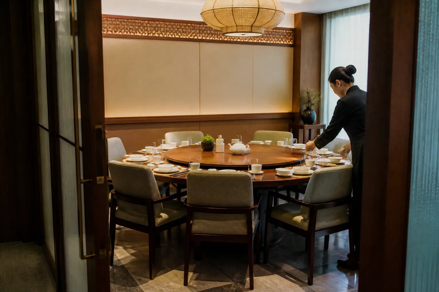 大陸餐廳八人圓桌包間與服務人員