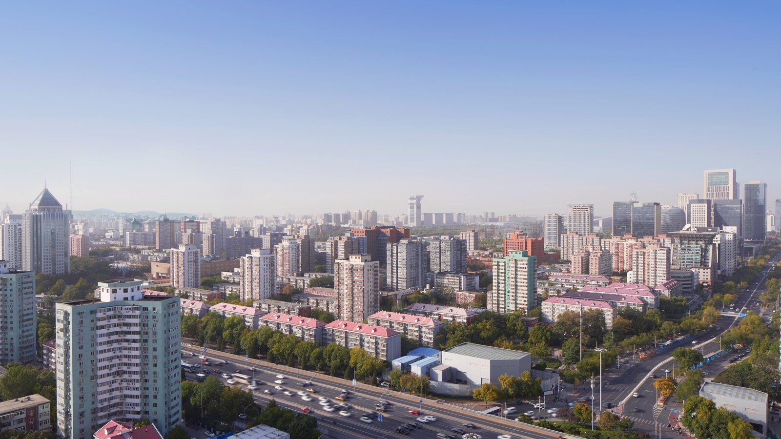 北京市區高樓俯瞰的住宅大樓、綠樹與車流道路