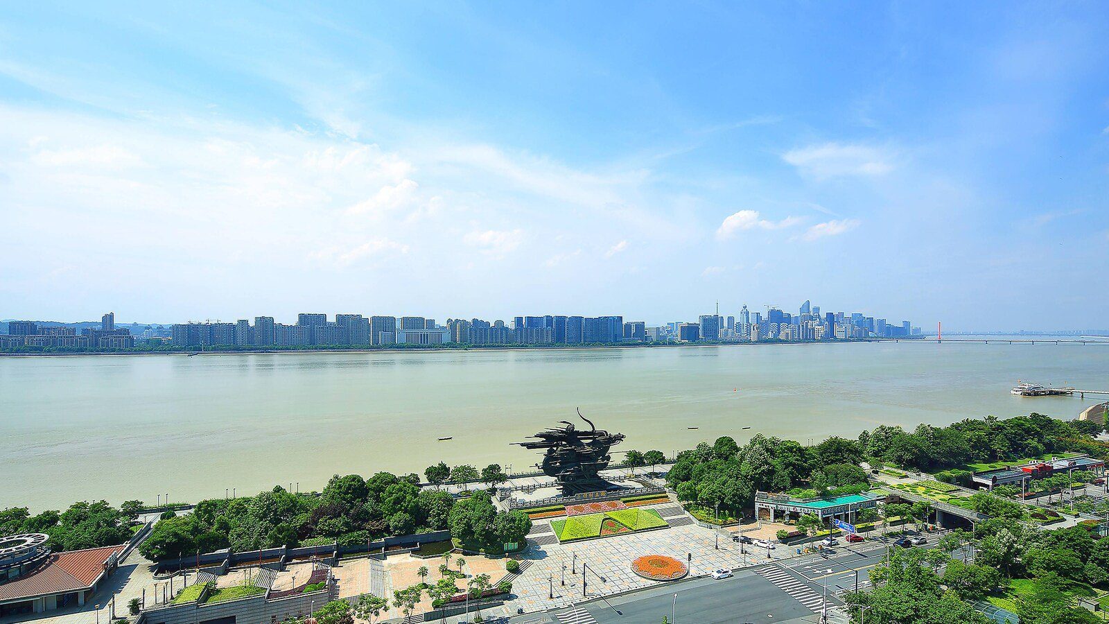 飯店周邊的錢塘江江面與江岸公園、雕塑廣場,遠方是對岸城市天際線與跨江大橋