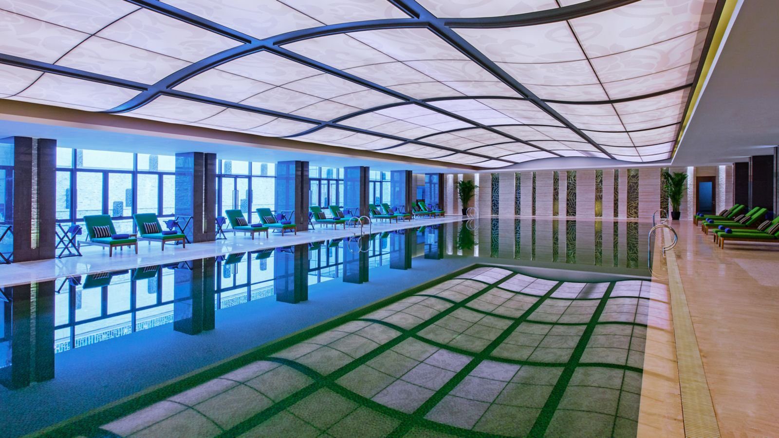 杭州西溪喜來登度假大酒店室內泳池的長池與弧形採光天花，池畔排列綠色躺椅