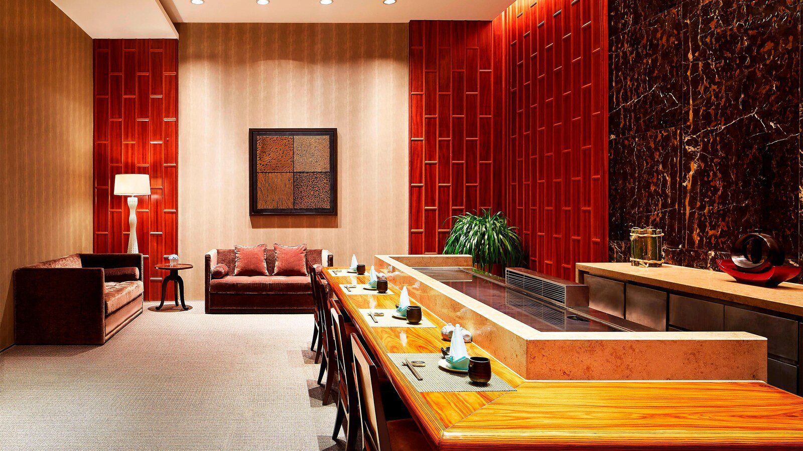 濟南喜來登酒店雅日本餐廳的鐵板燒台，木質吧台前排著座位，後方是紅色木格牆
