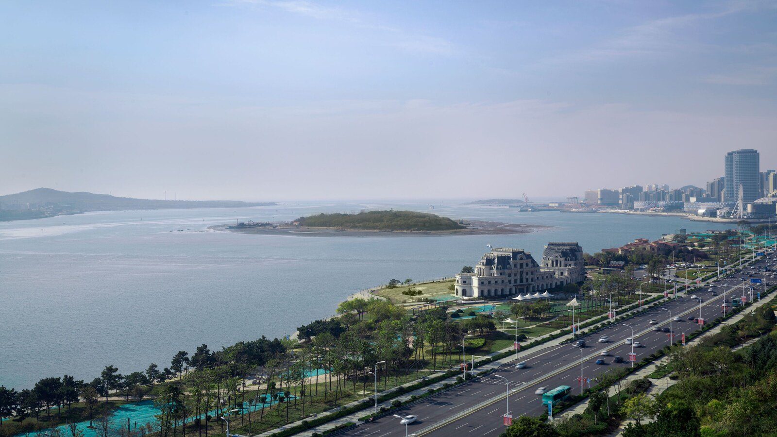 從青島西海岸喜來登酒店高樓層望出去的唐島灣，岸邊是綠地與濱海大道