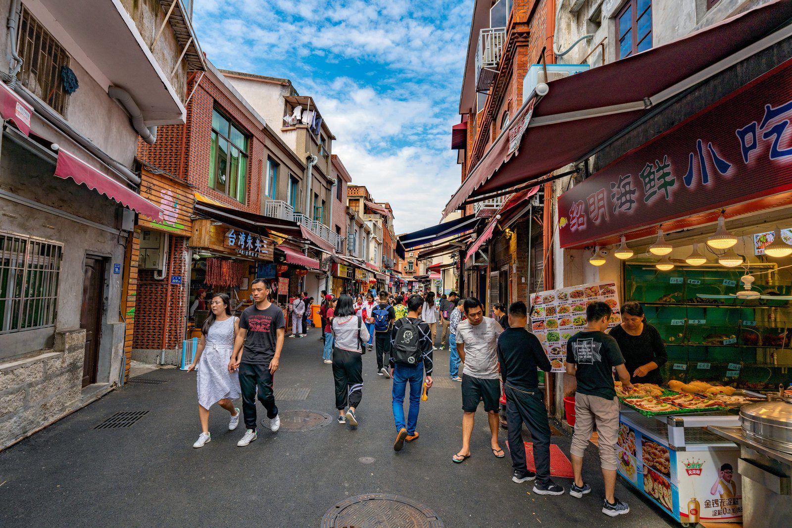 鼓浪嶼龍頭路小吃街海鮮攤與行人