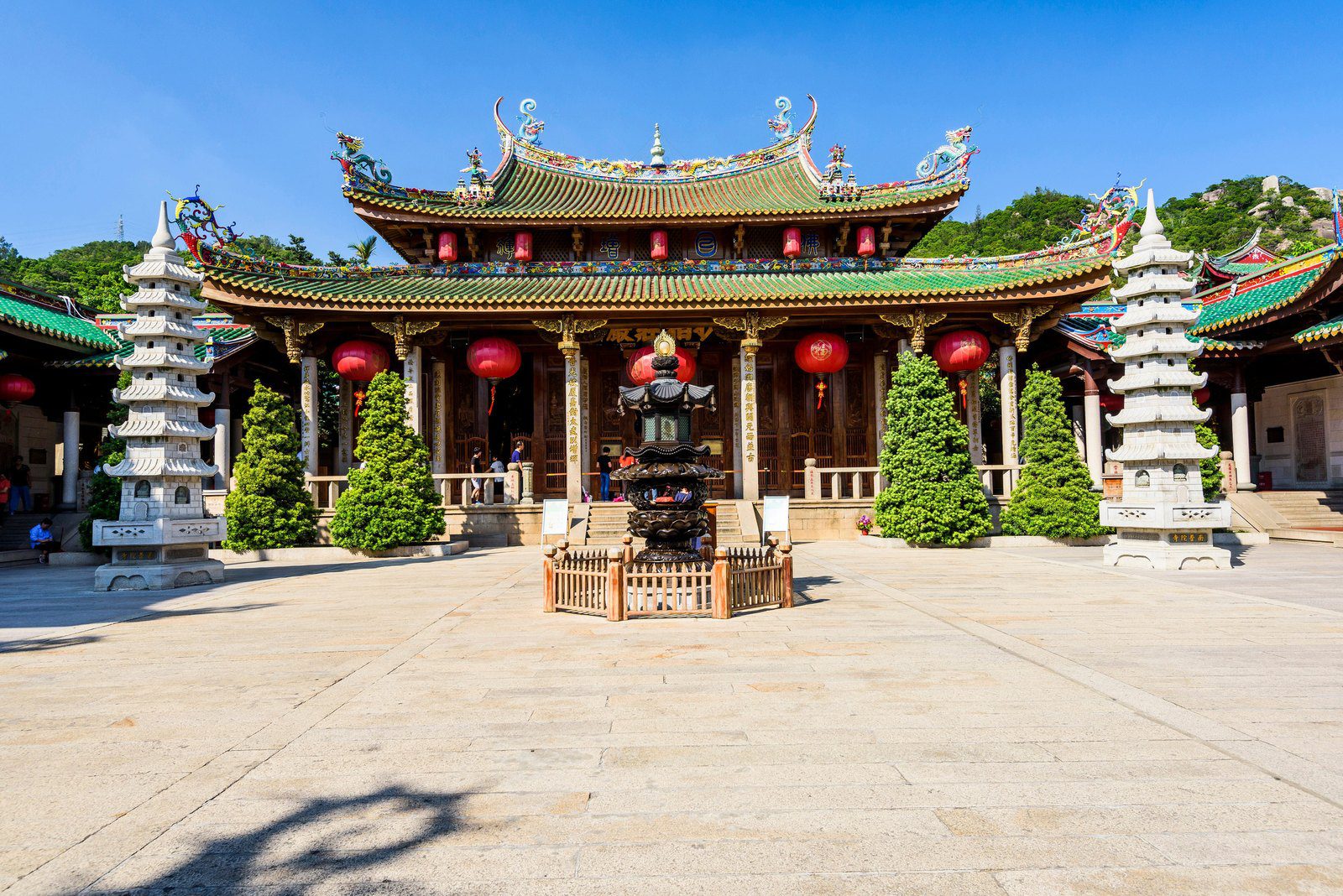 廈門南普陀寺大雄寶殿與石庭香爐
