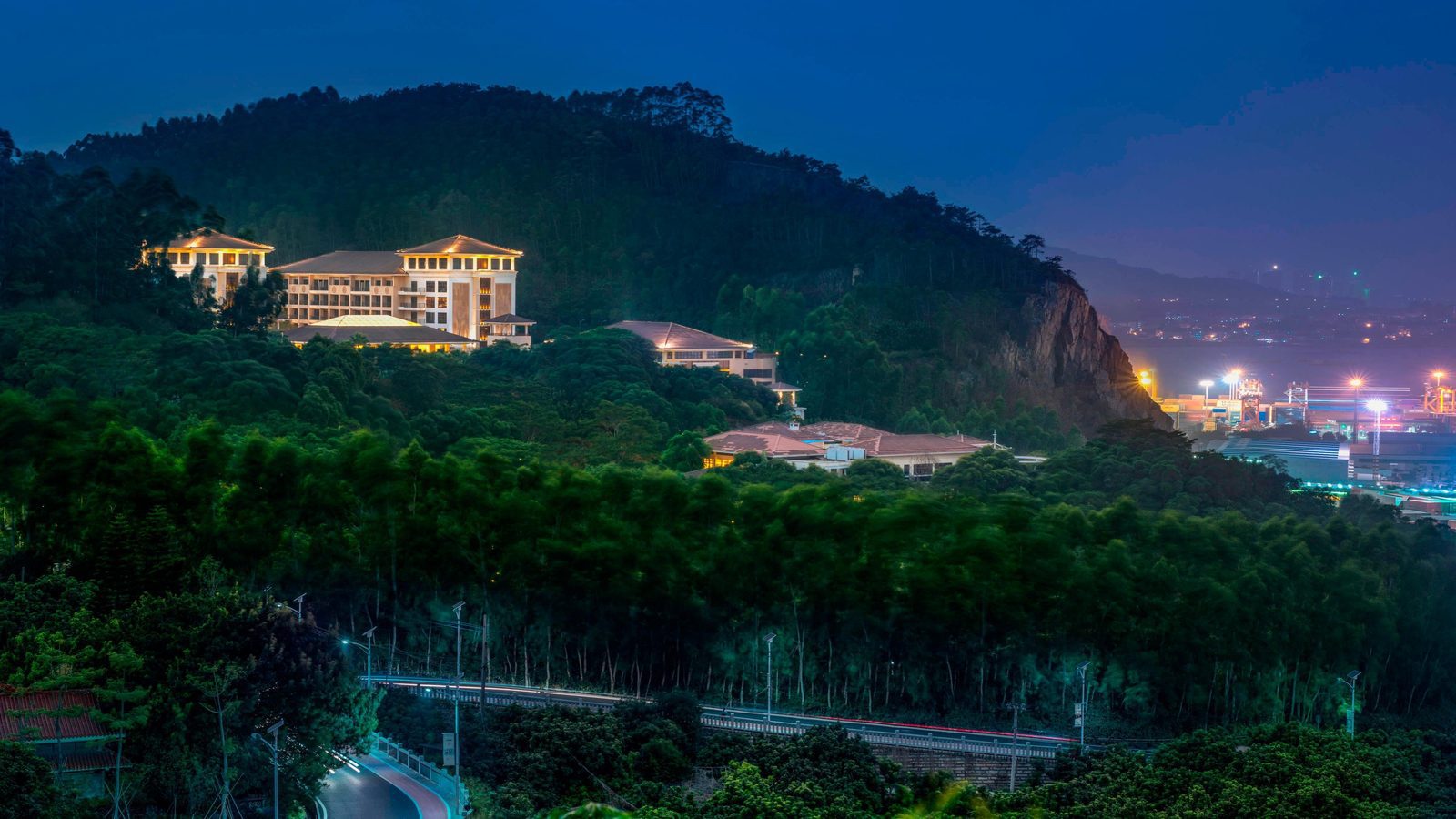 廈門艾美酒店仙岳山麓夜景外觀與車道