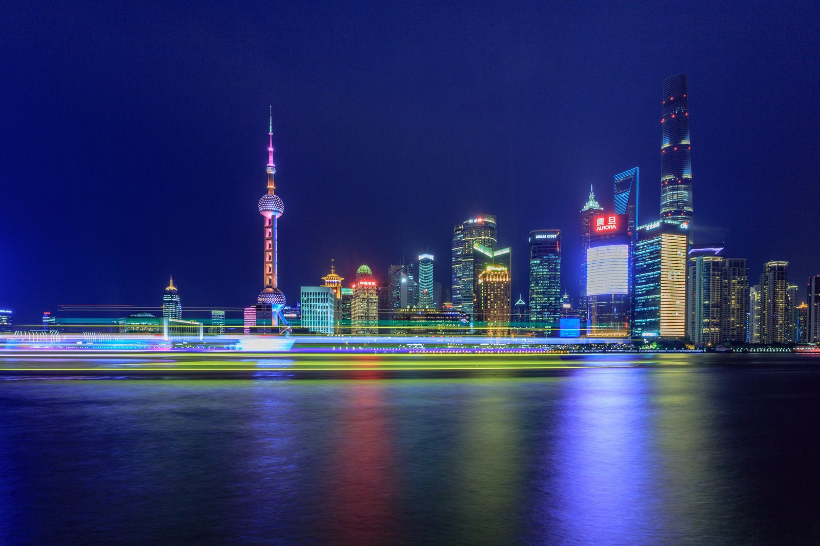 上海黃浦江對岸的東方明珠與陸家嘴夜景