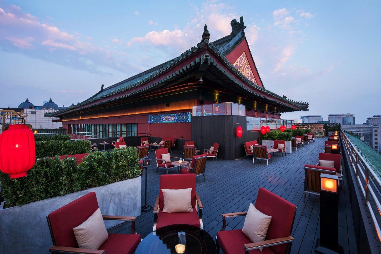 王府半島酒店頂樓 Yun 的中式飛簷屋頂與黃昏露台紅色座椅