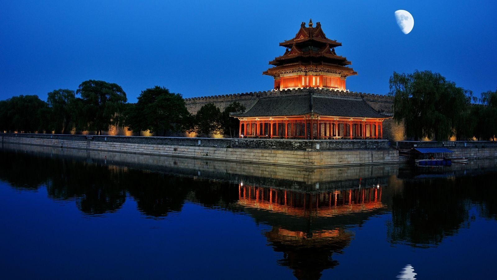 北京故宮角樓與護城河倒影的夜景