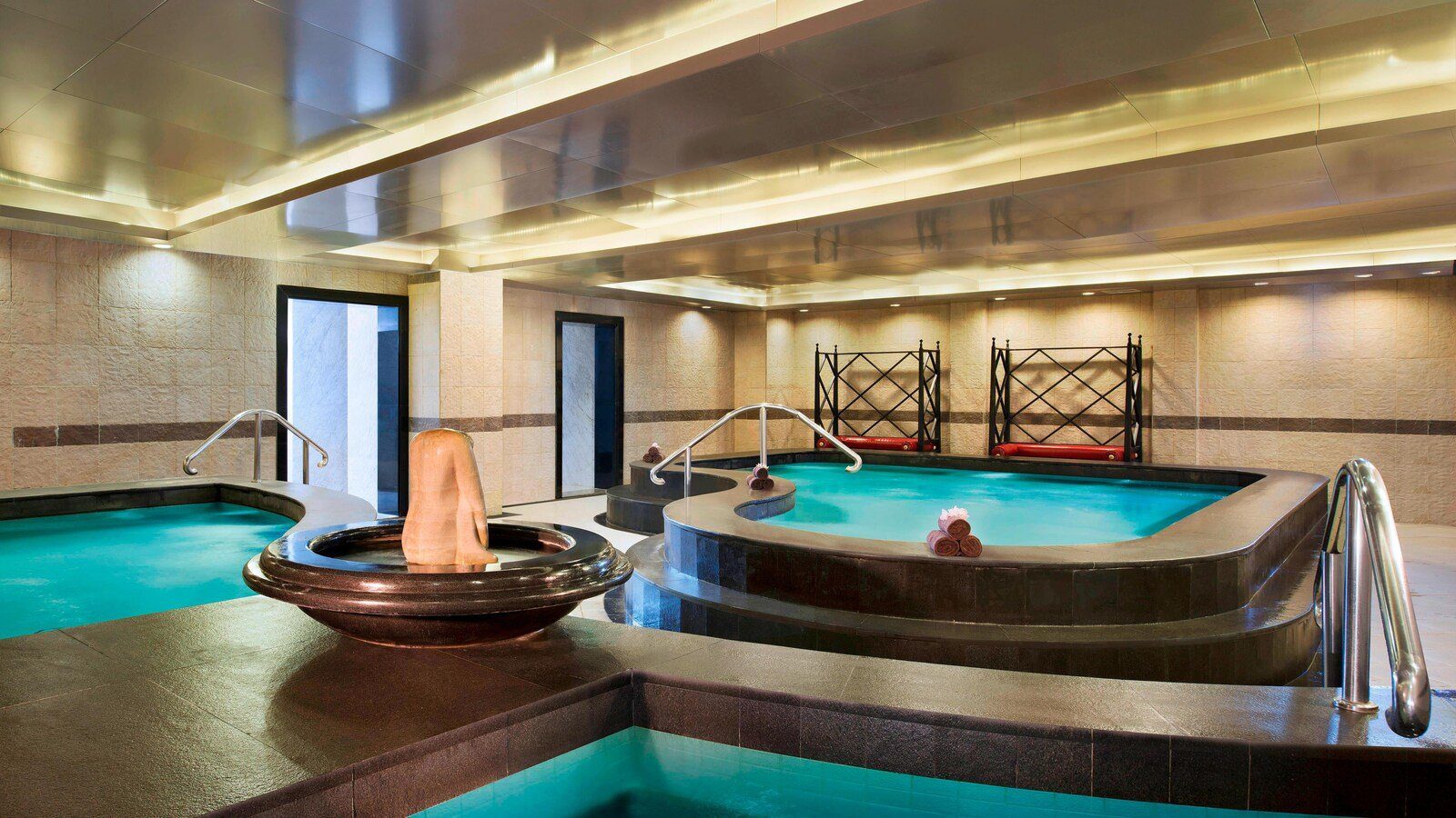 北京瑞吉酒店 Spa 區的室內浴池、扶手與中央小噴泉