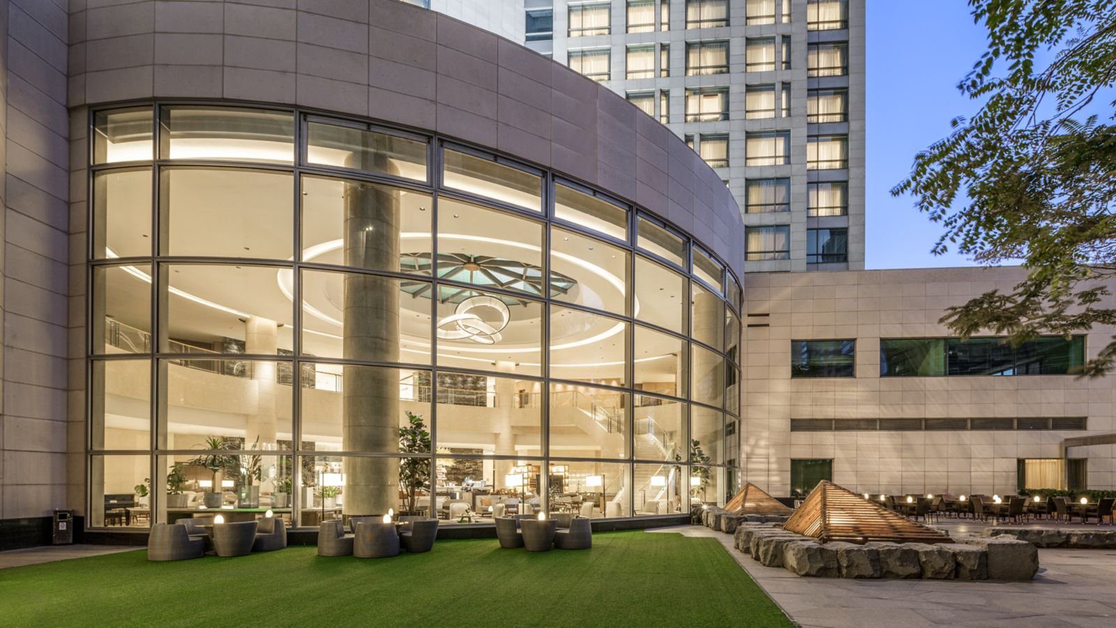 北京金融街威斯汀大酒店弧形玻璃大廳外的草坪與石景花園