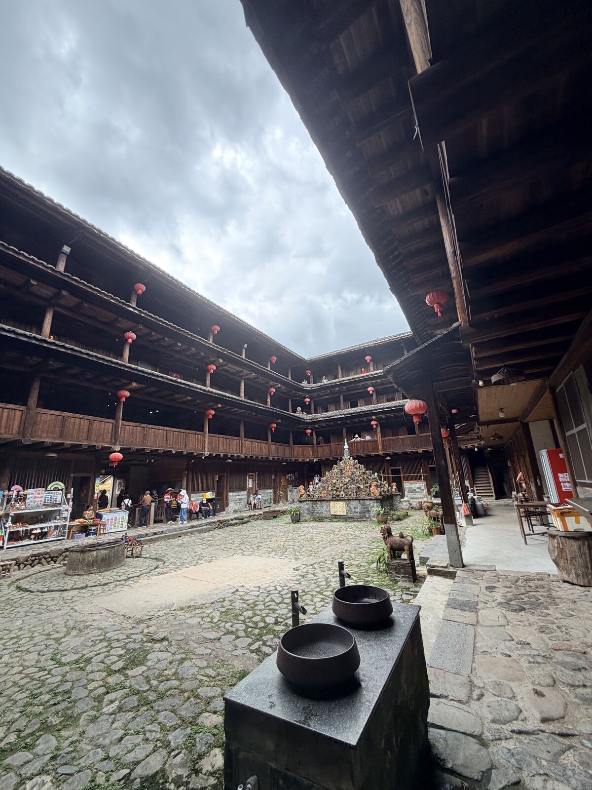 南靖土樓內院木廊與石鋪天井