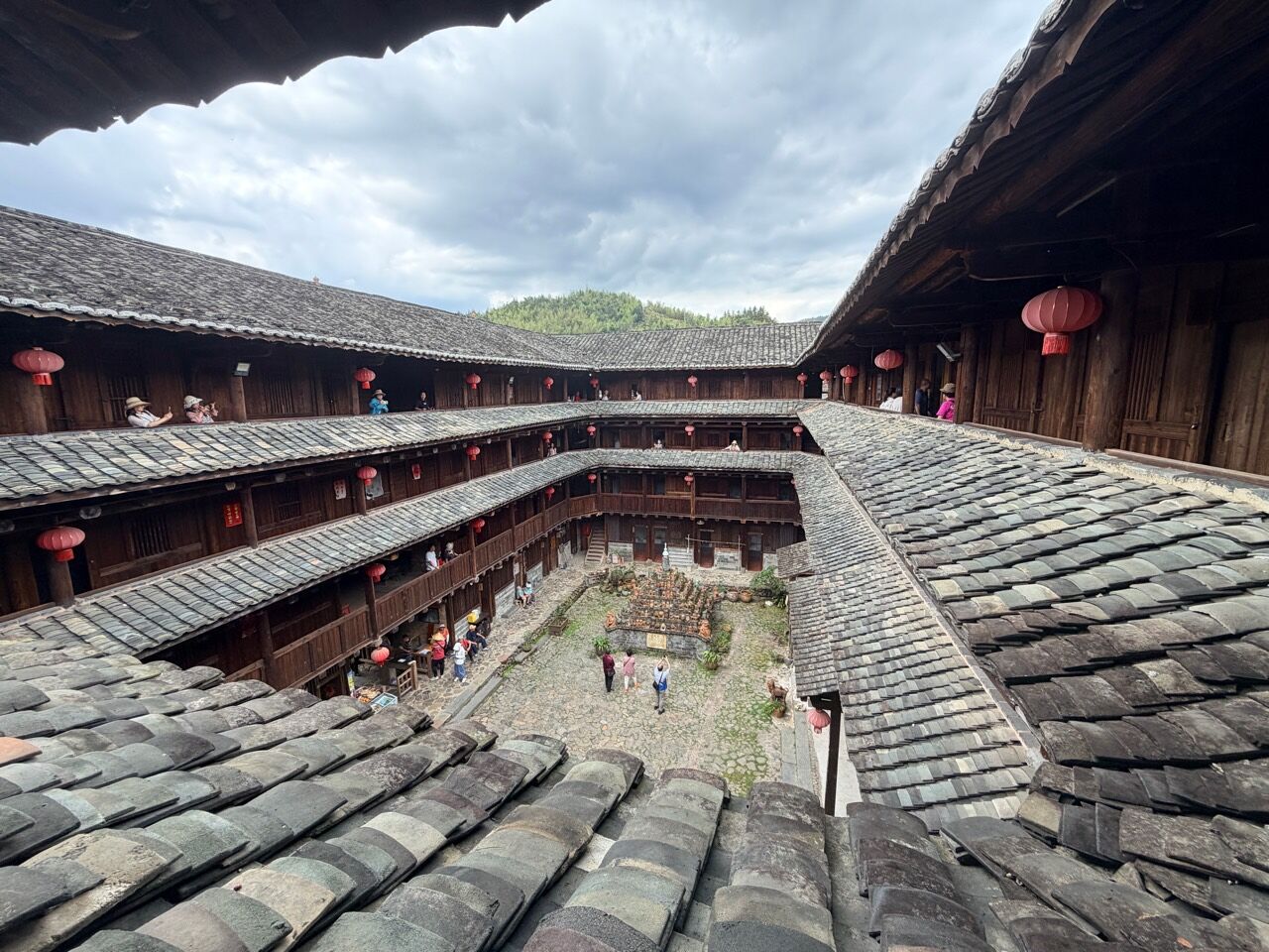從南靖土樓上層俯看屋瓦和天井