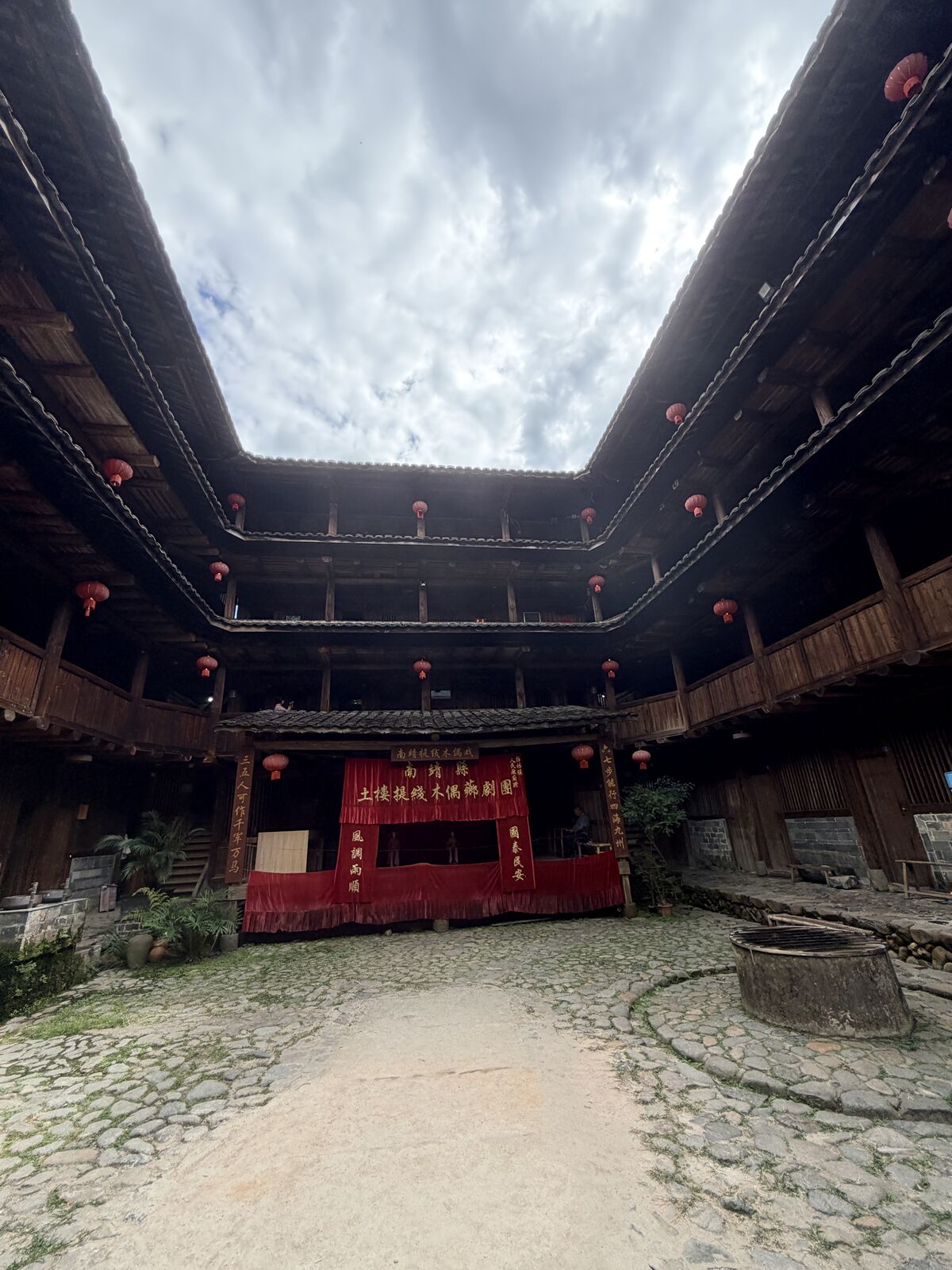 土樓內院紅色布景的提線木偶戲臺