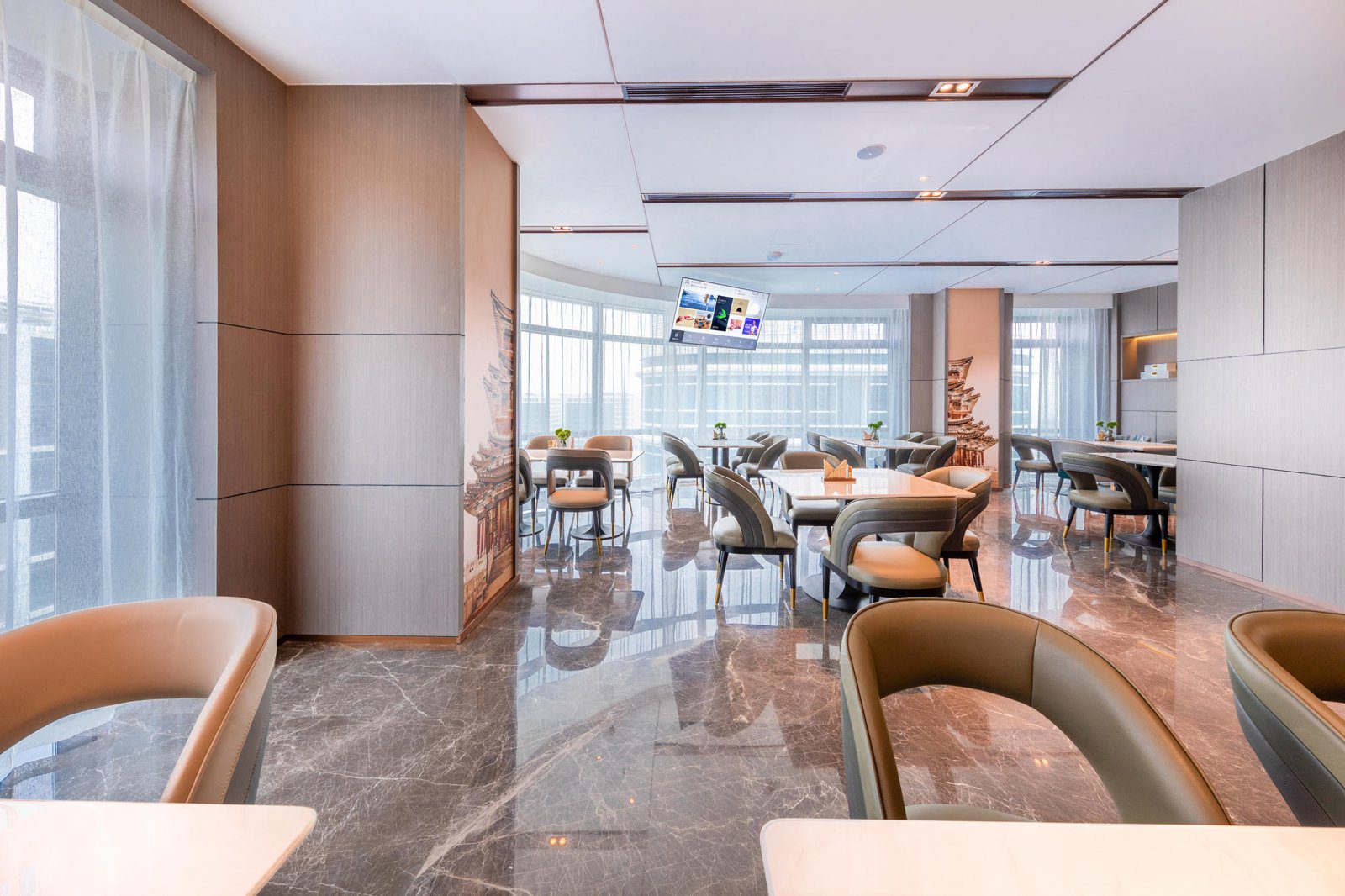 北京大興國際機場航站樓亞朵S酒店明亮用餐區座位